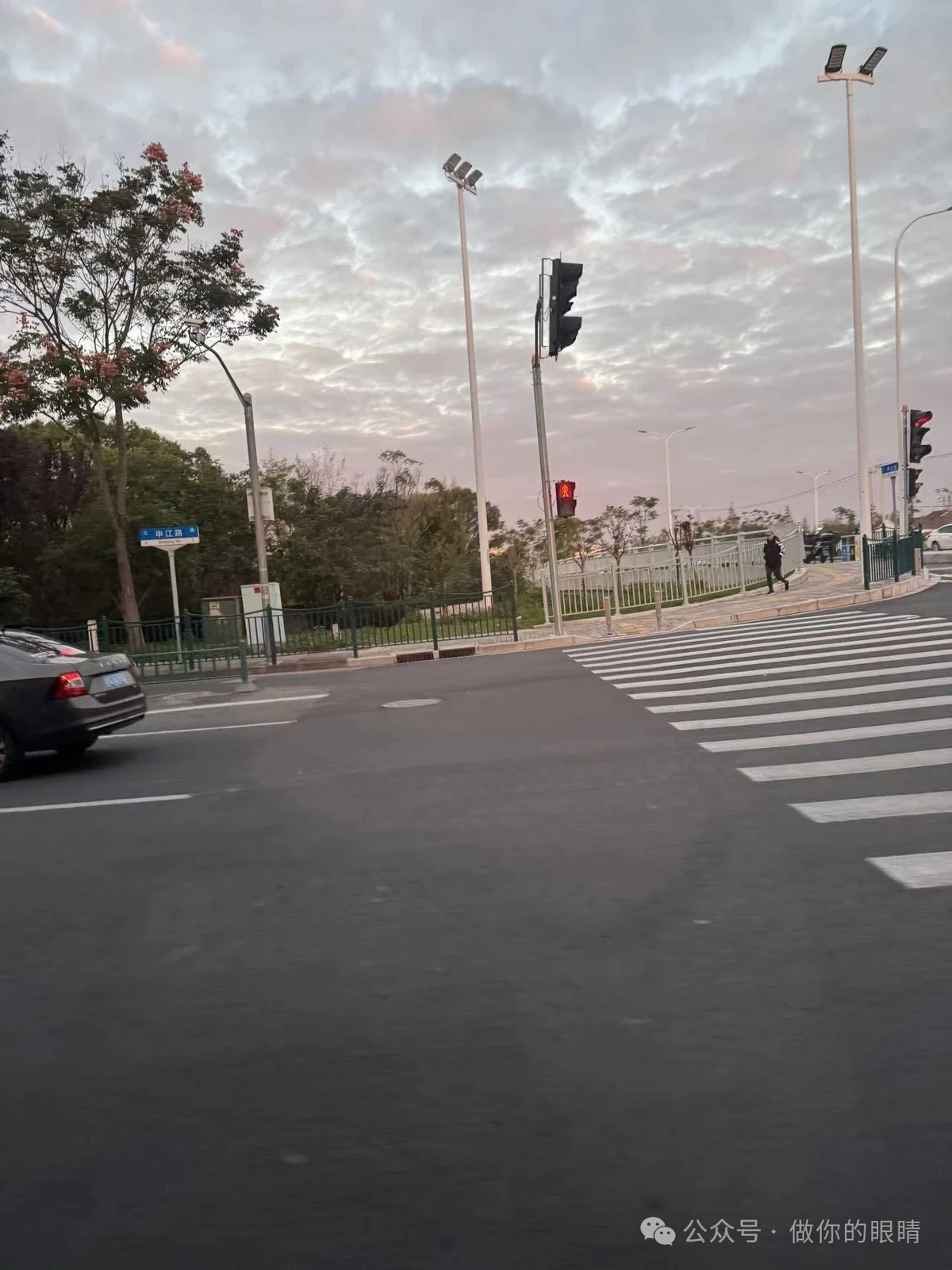 黄昏下的红绿灯照片 Photo of Traffic Lights at Dusk 黄昏下的红绿灯照片 Photo of Traffic Lights at Dusk